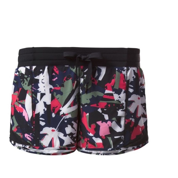 Rare!!! Lululemon Hotty Hot Short (Long) 4” Sz8
Pop Cut Boom Juice Multi/ Black - Picture 3 of 13